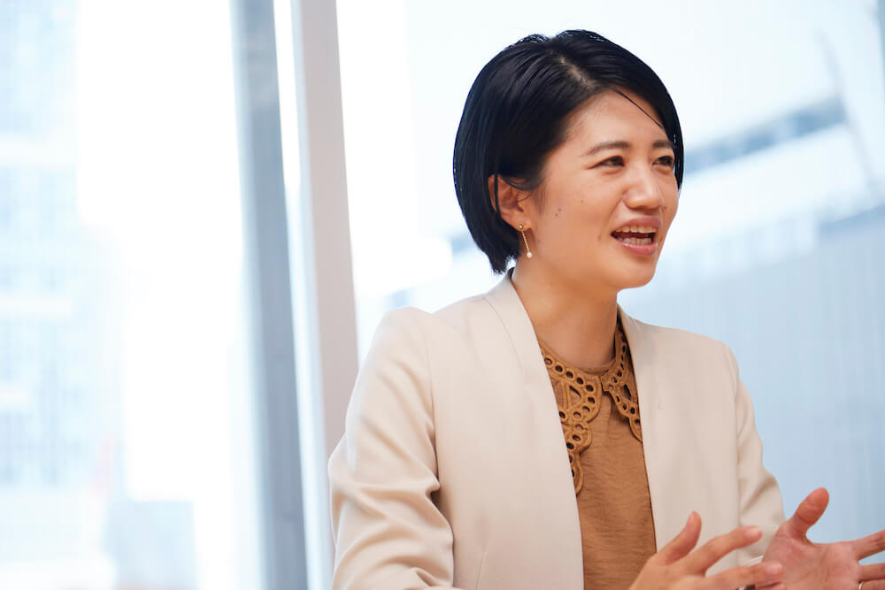 写真:取材に答える西郷さん