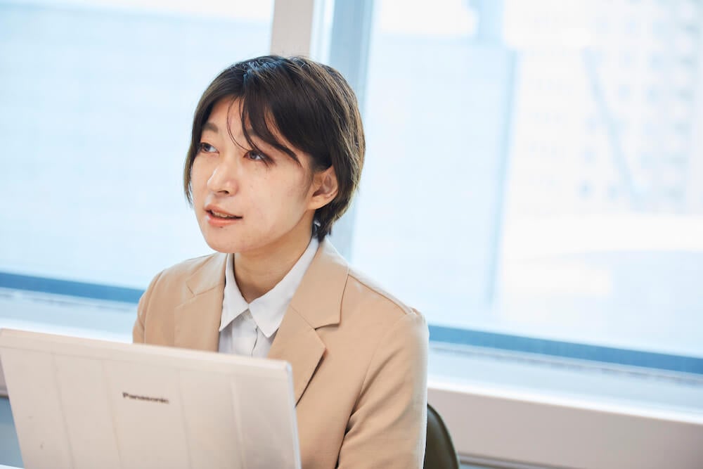 写真:インタビューに応じる長谷川さん