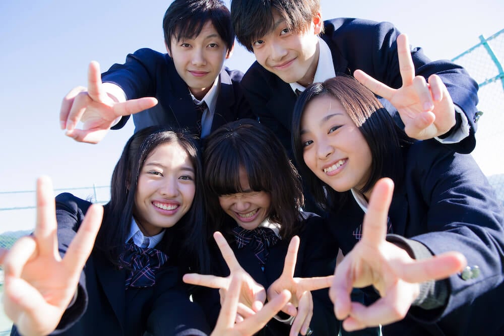 写真:ピースする高校生たち