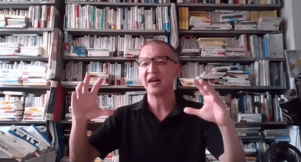 写真:オンラインで田村さんとの対談に応じる明石さん