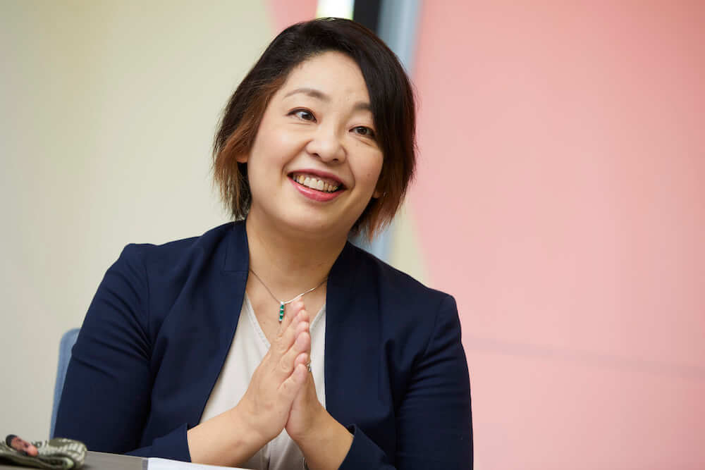 写真:ヤングケアラーの子どもに必要な支援について笑顔で語る持田さん