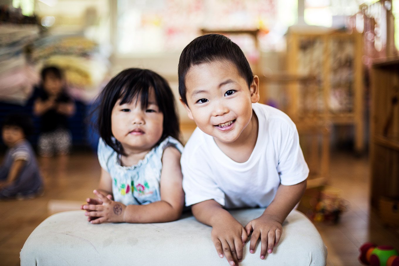 子ども第三の居場所拠点でマーブリングアートを作る子どもの様子
