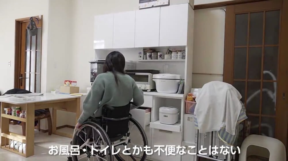 写真：キッチンの引き出しを開ける猪狩さん