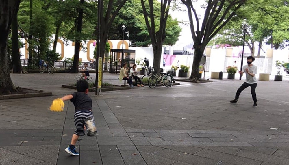 画像:キャッチボールをするバディズ