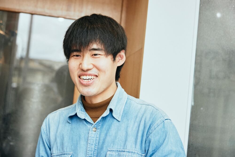 写真:インタビューに応える唄さん