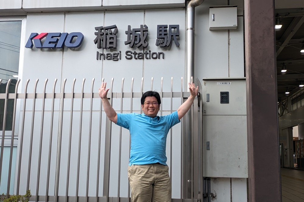 稲城駅前に立つ少年B