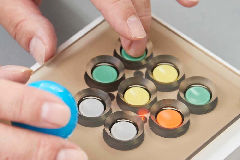 「らくらくマウスⅢ ジョイスティック型」のボタンを押している