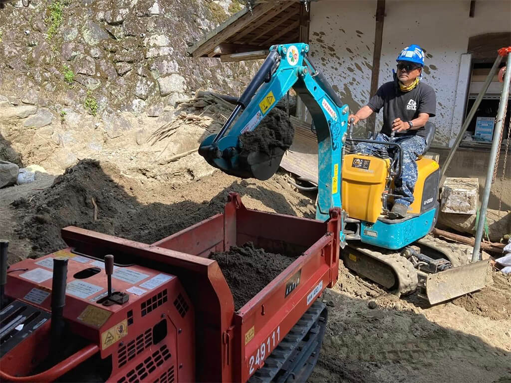重機による土砂掻き出し作業