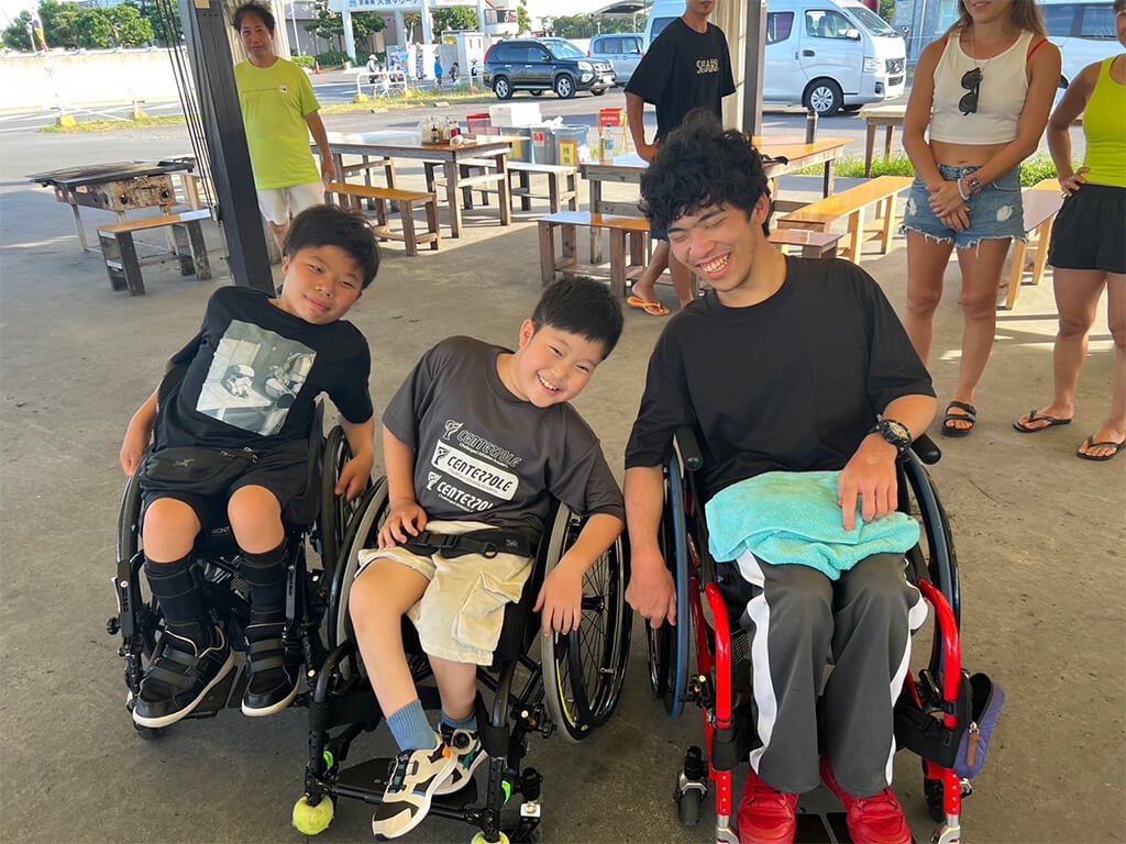 車いすに乗る少年たち