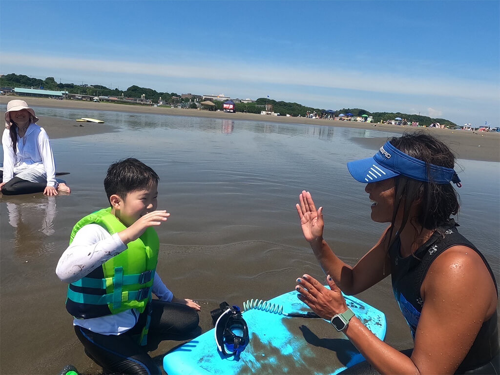 ハイタッチをする少年とアスリート