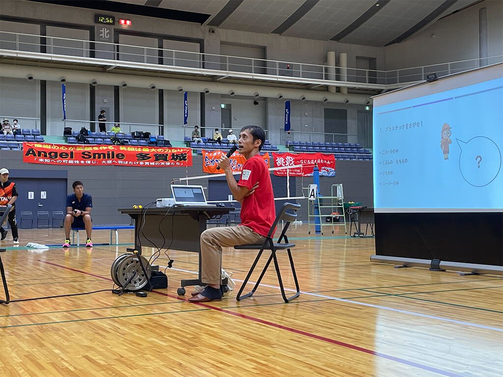 写真:服部雄一郎さんが選手に講演を行っている様子