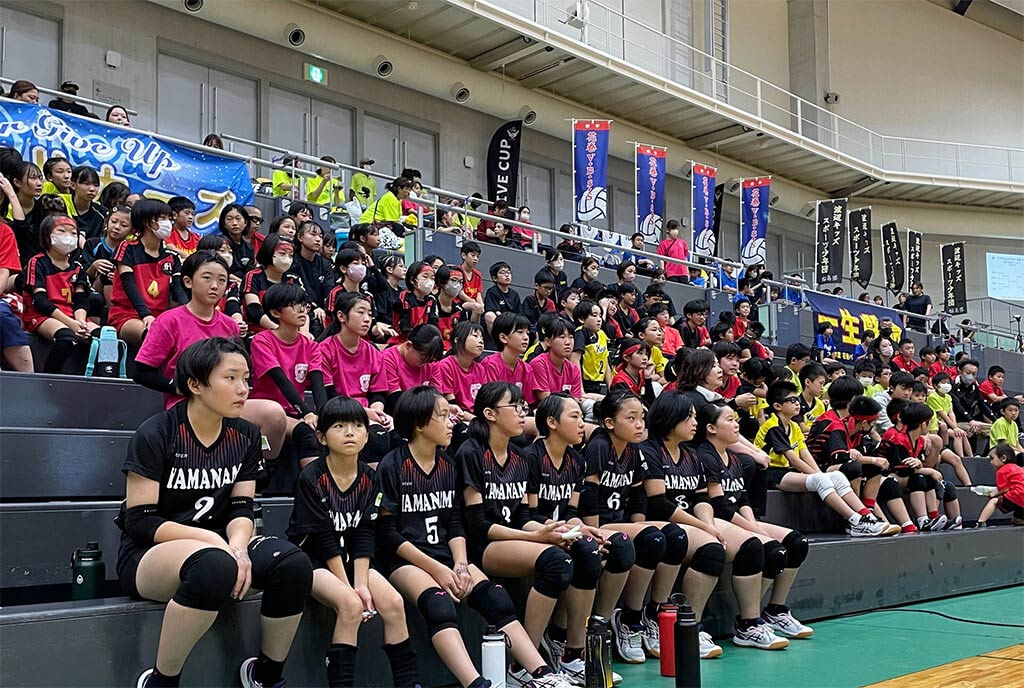 写真:真剣に話を聞く約100名の選手たち