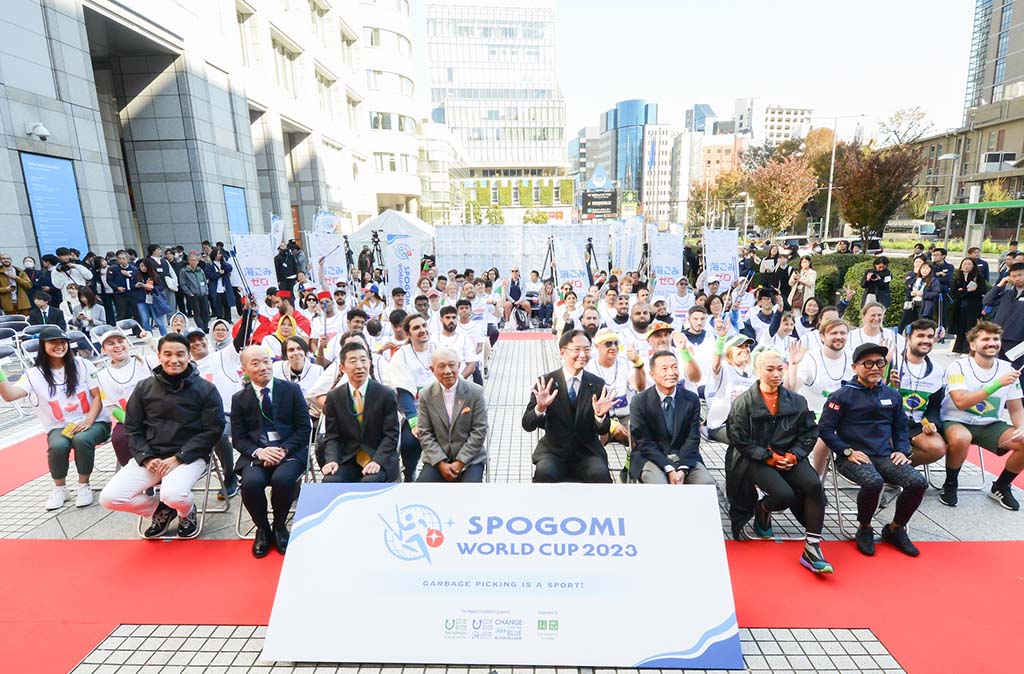 写真:スポGOMIワールドカップ2023計21カ国の代表と主催者、アンバサダー、関係者の集合写真