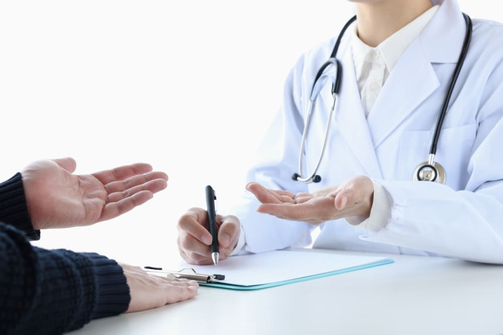 イメージ：医者に相談する男性