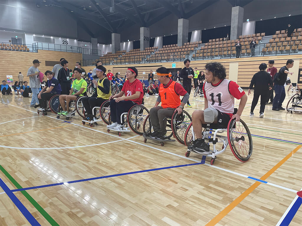 一般参加者と車いすリレーで競い合うプロ車いすバスケットボール選手の堀江航氏