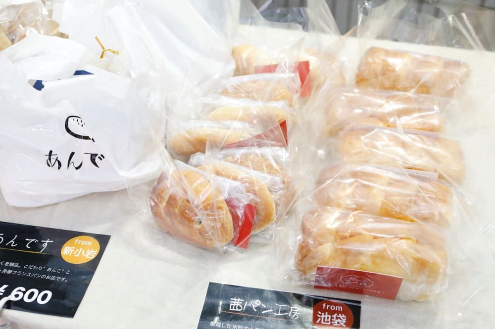 池袋と新小岩のパン屋のパンが並ぶ