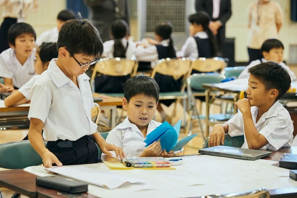 写真:みんなが過ごしやすい学校づくりのためのアイデアを出し合う子どもたち