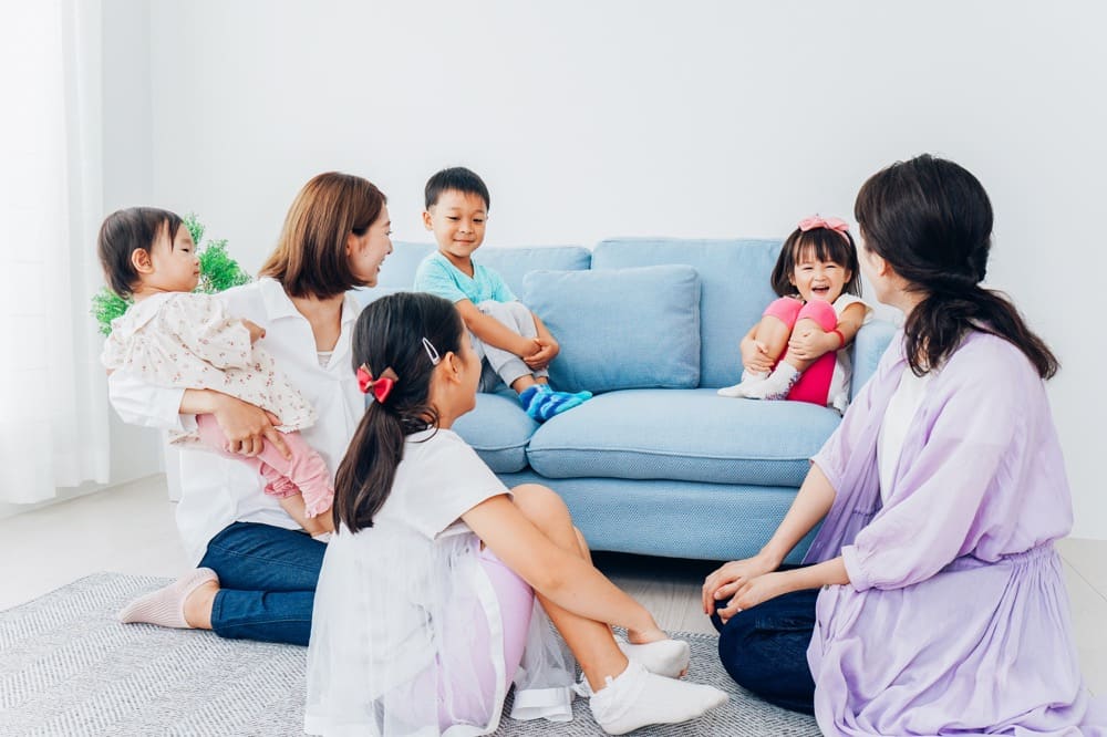 イメージ：仲良く家の中で談笑する二組の親子