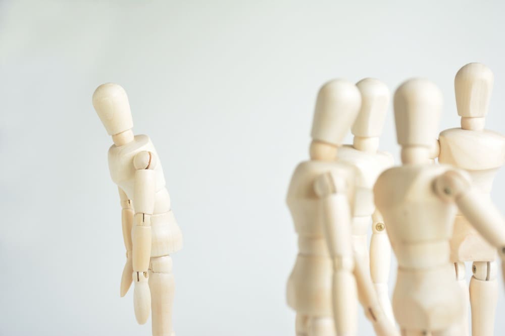 孤立をイメージした人形