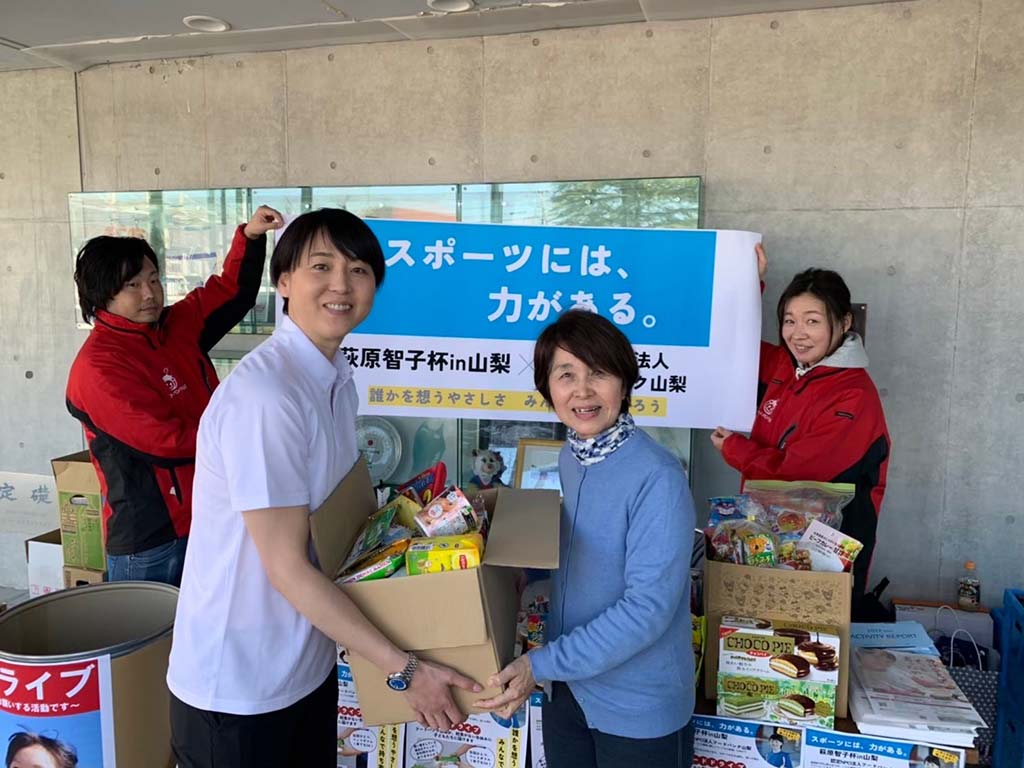 フードドライブブースで食品を受けとる萩原さん