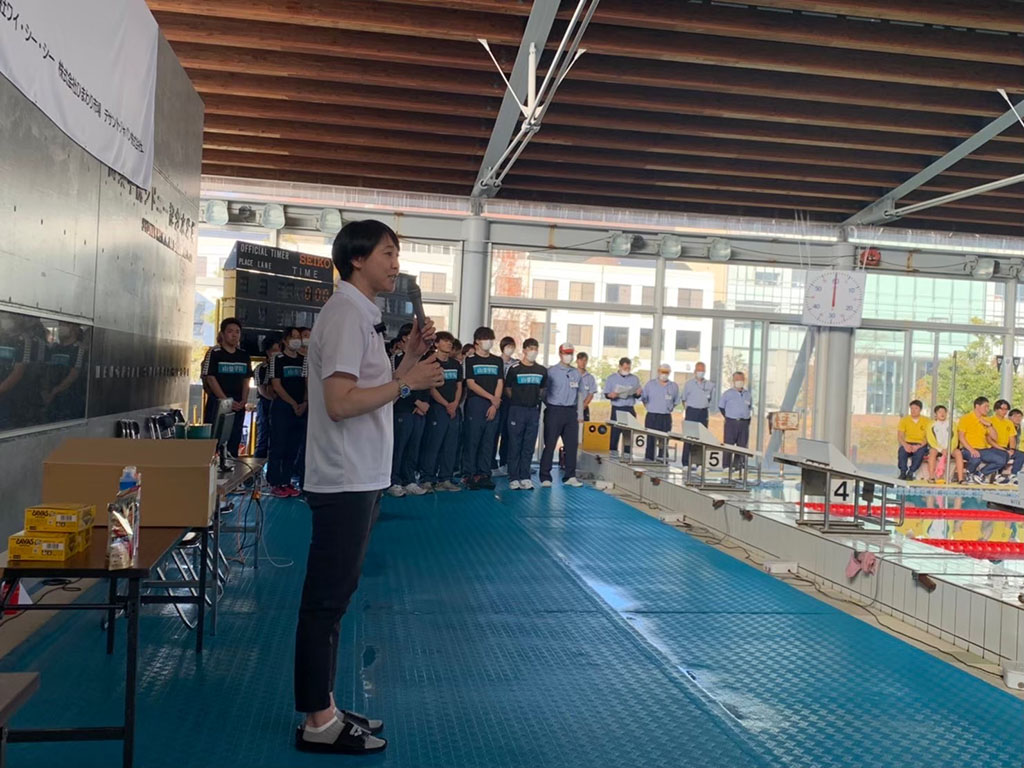 子どもたちに向けて話をする萩原さん