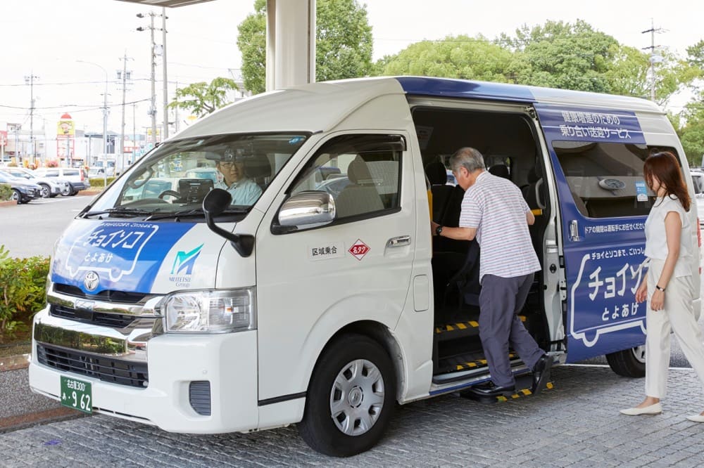 チョイソコの車両に乗車する高齢者