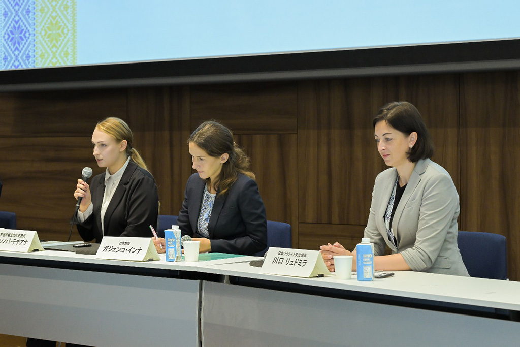 写真：左よりサムソノバ・テチアナ氏（名古屋市観光文化交流局）、ガジェンコ・インナ（日本財団）、川口リュドミラ氏（日本ウクライナ文化協会）