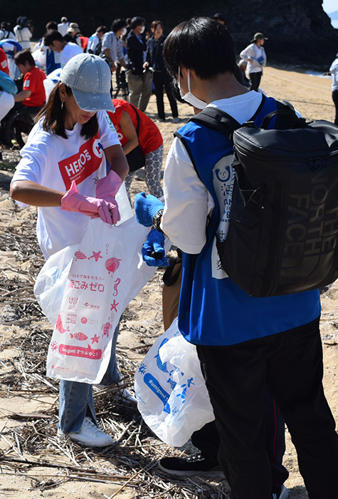 HEROs PLEDGE参画アスリートと共にゴミ拾いを行う様子