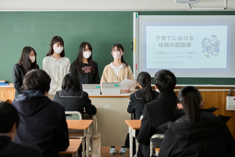 写真:多くの生徒や教育関係者、保護者の前で探究活動の成果を発表する生徒たち