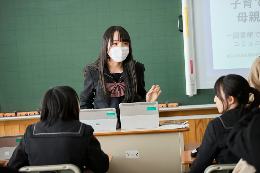 写真:多くの生徒や教育関係者、保護者の前で探究活動の成果を発表する生徒