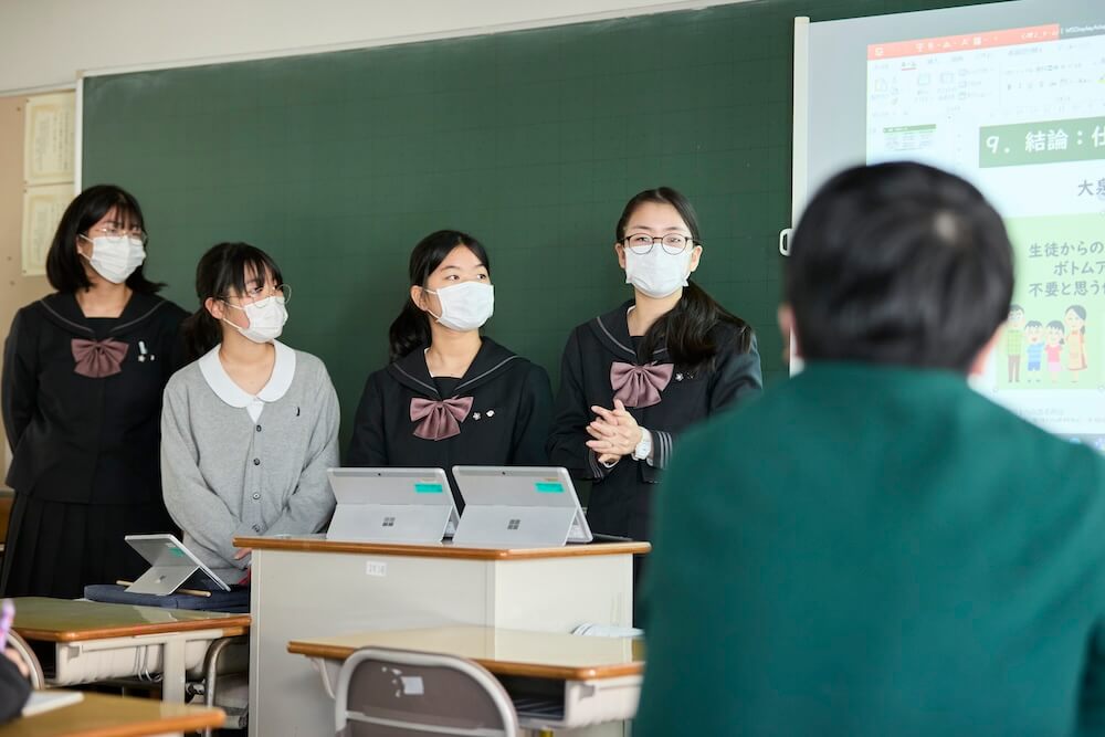 写真:発表会の内容について、参加者からの質問に答える生徒