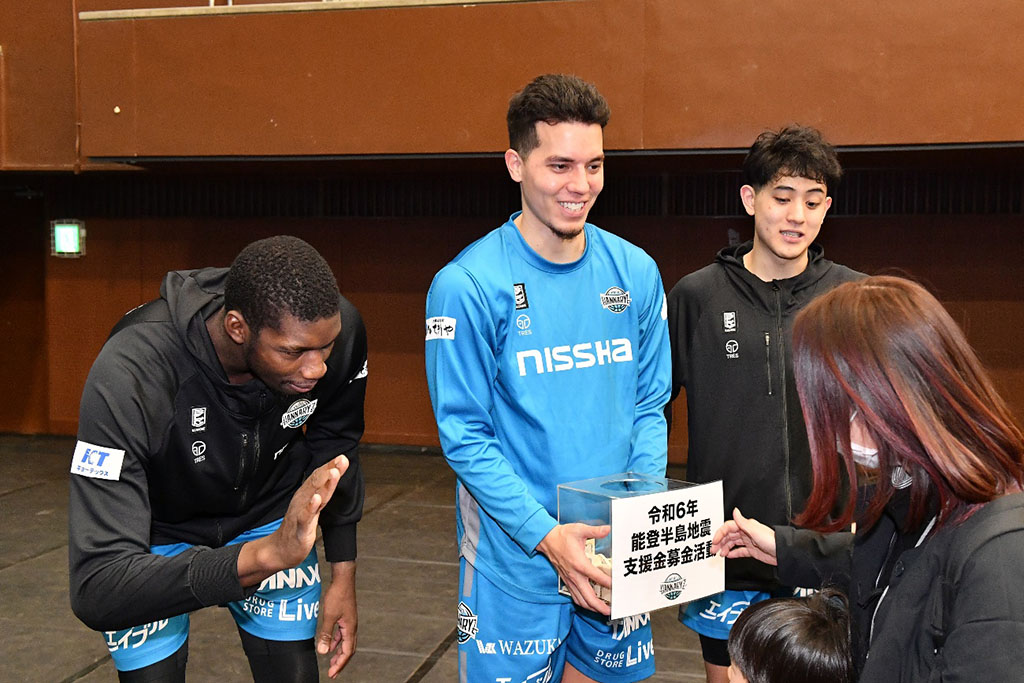 選手自らが募金を集める様子（©京都ハンナリーズ）