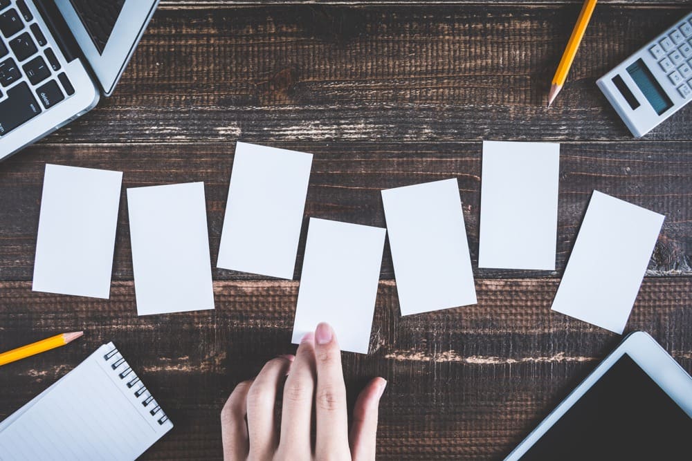 イメージ画像：複数のカードから1枚選ぶ人