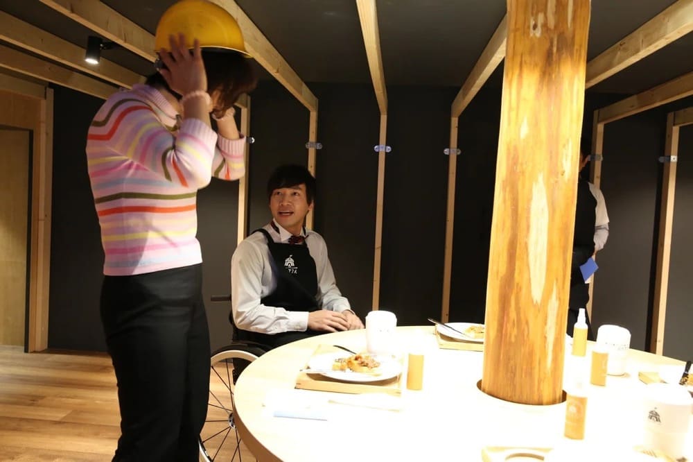 二足歩行障害者がヘルメットをかぶっている