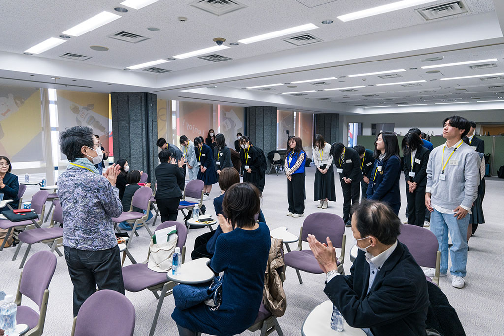 写真:寄付者や支援者の方々も会場とオンラインで参加