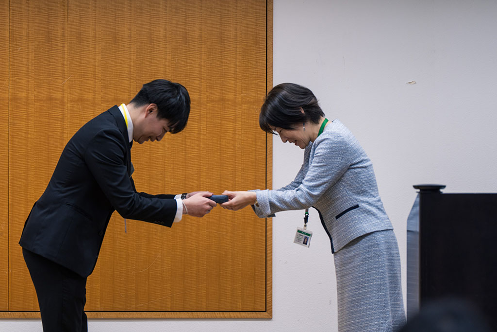 写真:奨学生一人ひとりに記念品を贈呈