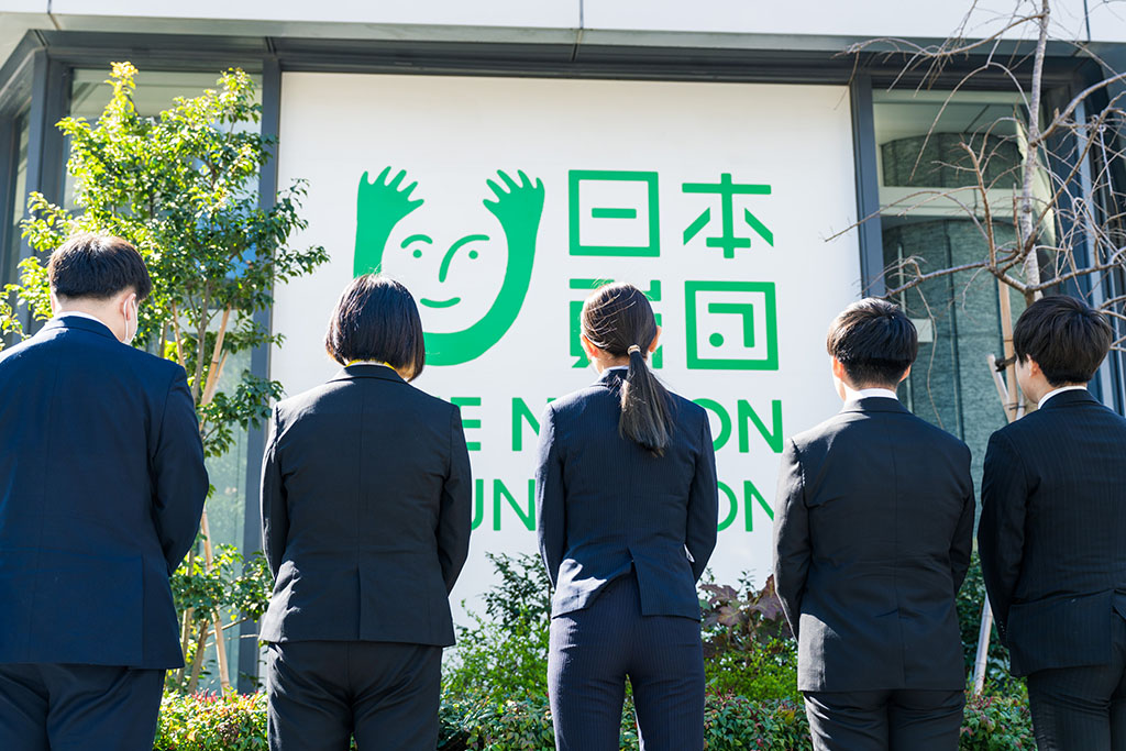 写真:日本財団ビル前にて奨学生たち