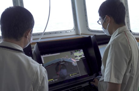 写真：システムの稼働状況を評価している様子