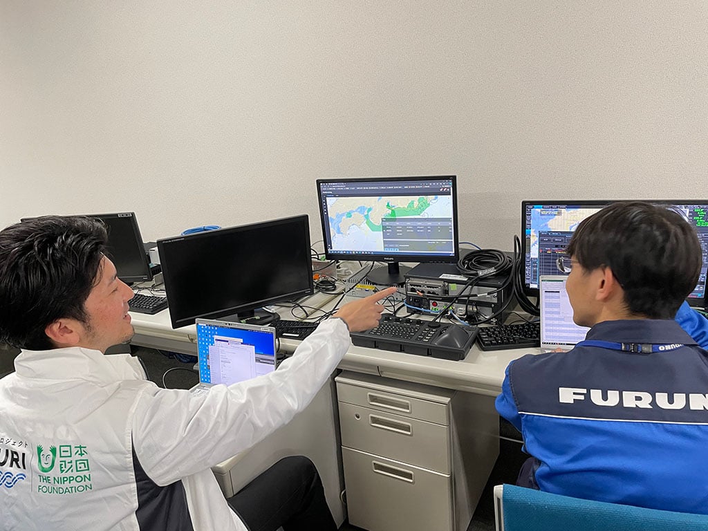 写真:新たに開発する陸上支援センターでモニターする機器の機能や表示画面について議論している様子