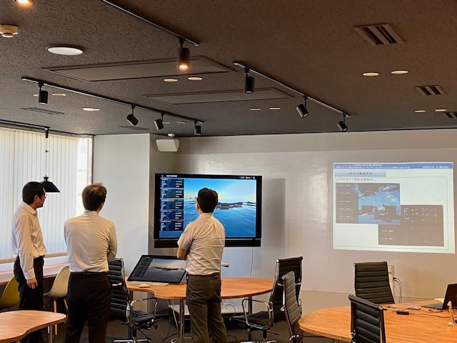 写真:機関プラント監視システムのレビュー風景