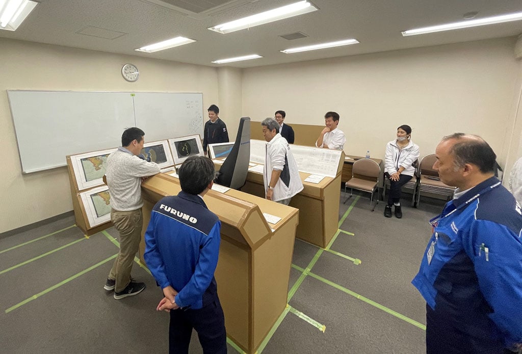 写真:自動運航船の先進船橋機器配置検討風景