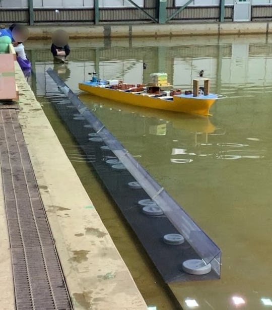 写真:船の模型実験をしている様子