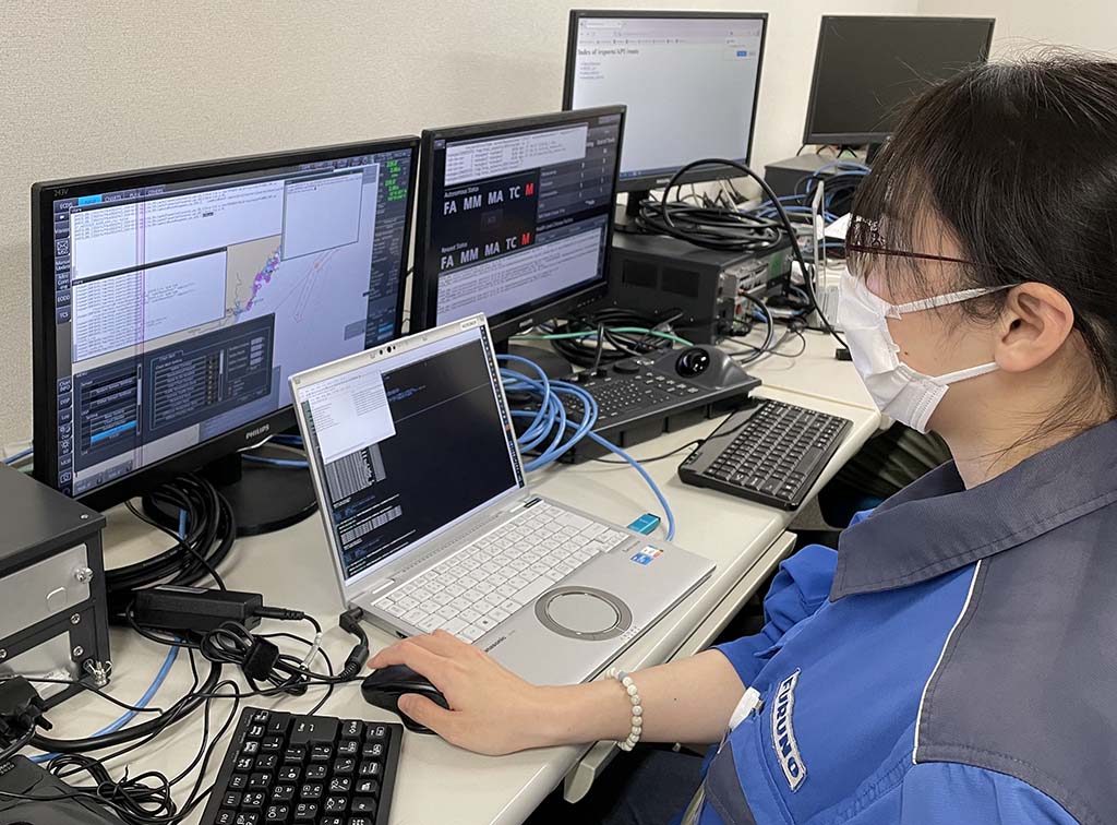 写真:自律運航システム内のキーとなる機器(APU)に追加実装した機能を検証している様子