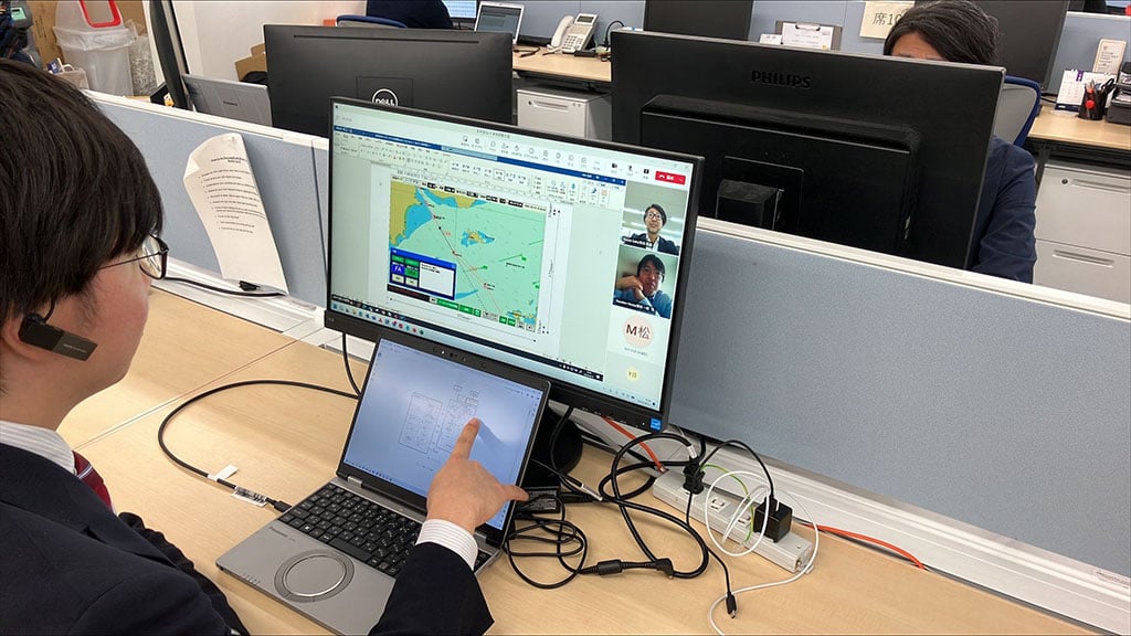 写真:長崎と横浜の開発拠点をつなげて自動運航システムの健全性レベルを統合的に判定・表示するインターフェイス画面の開発風景