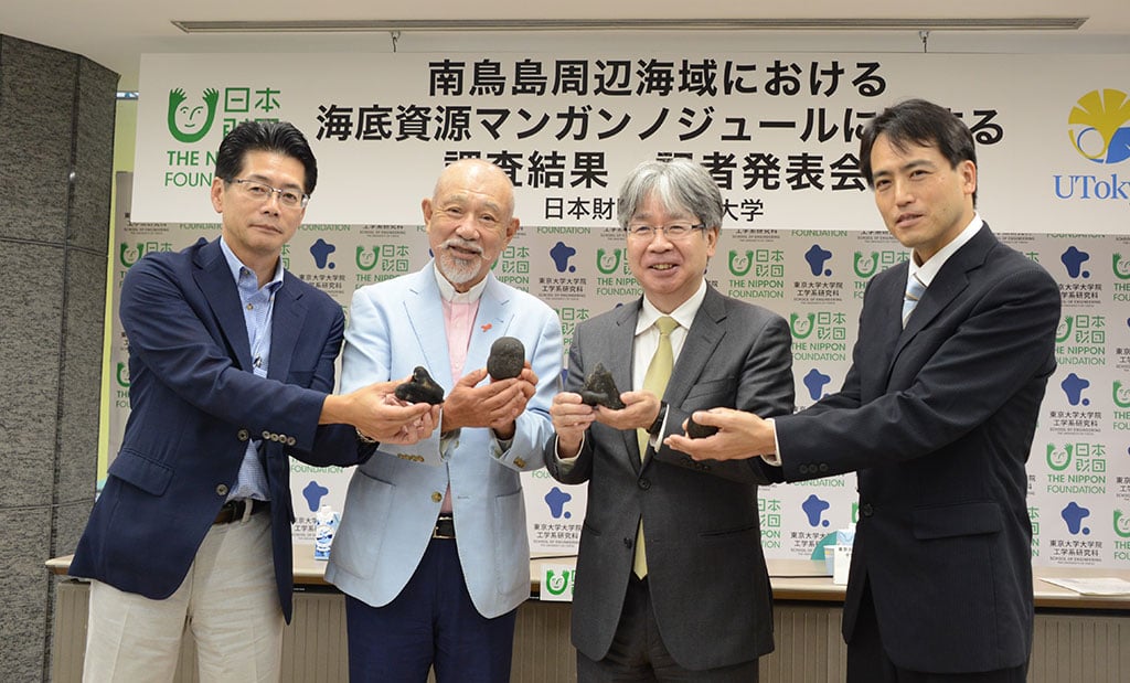 写真:記者発表の様子(左から日本財団・海野常務理事、笹川会長、東京大学・加藤教授、中村教授)