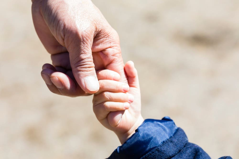 孫と手を繋ぐおじいちゃん