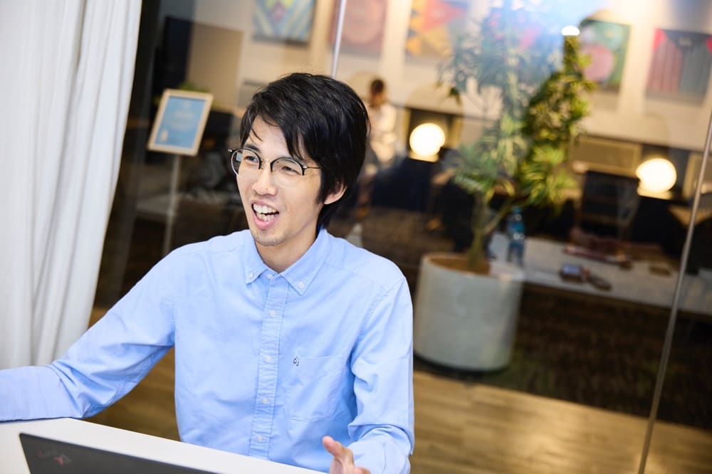 笑顔で話す柏村さん