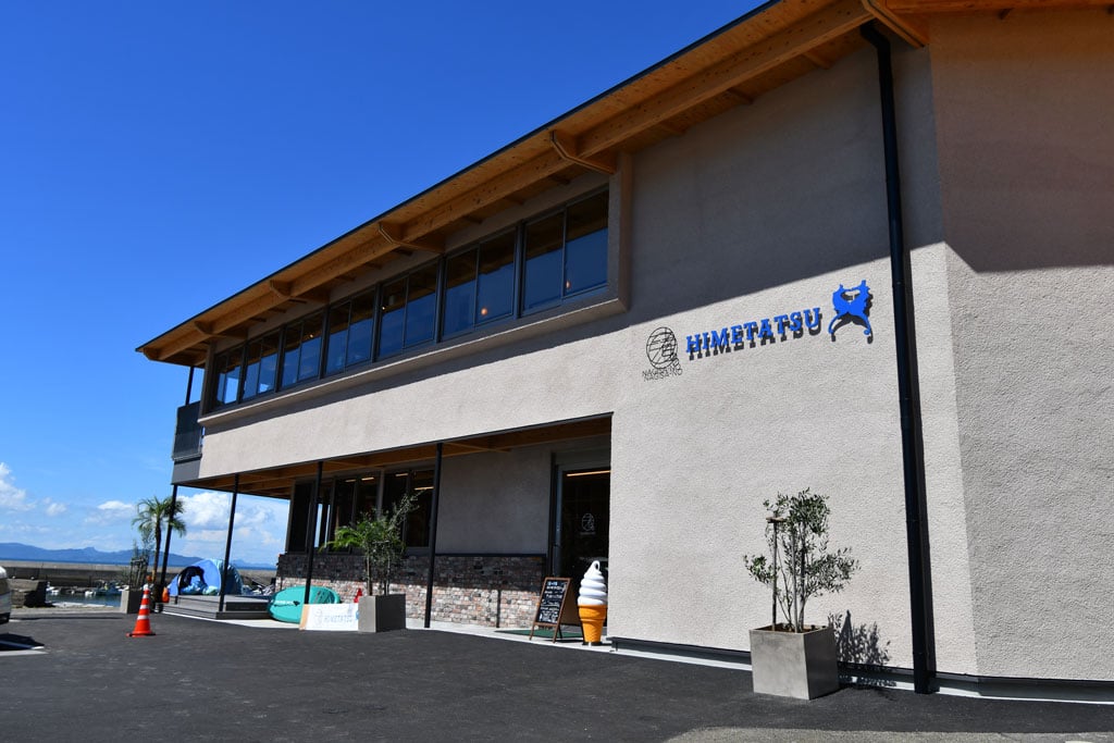 写真:渚の交番HIMETATSUは温泉街から歩いてすぐのビーチに面する2階建ての建物