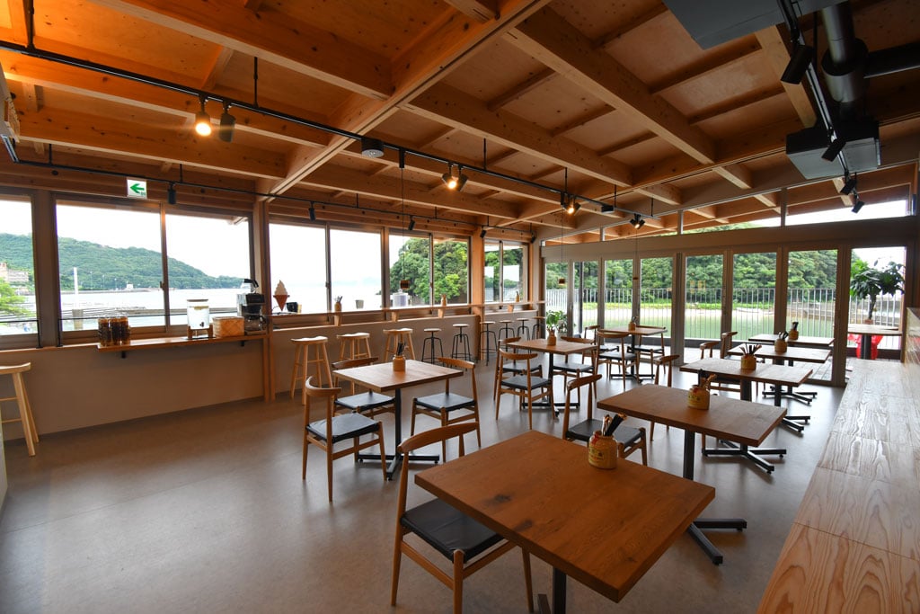 写真:2階には美しい海や夕焼けを臨むことができるカフェを併設