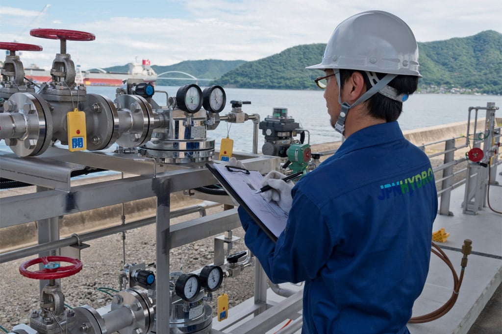 写真：設備確認の様子